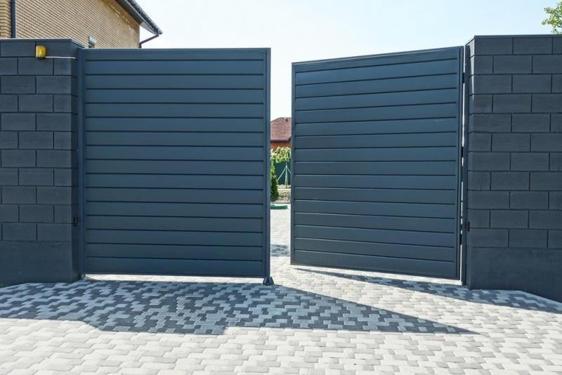 Portail battant ou coulissant en aluminium selon l'espace disponible.