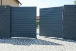 Portail battant ou coulissant en aluminium selon l'espace disponible.