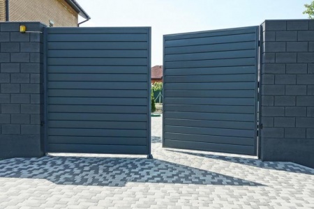Portail battant ou coulissant en aluminium selon l'espace disponible.